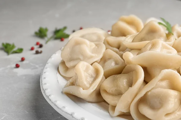 Läckra dumplings med persilja på tallrik, närbild Visa — Stockfoto