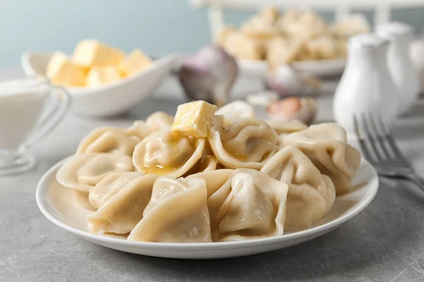 Sabrosas albóndigas con mantequilla sobre una mesa gris claro sobre fondo borroso — Foto de Stock