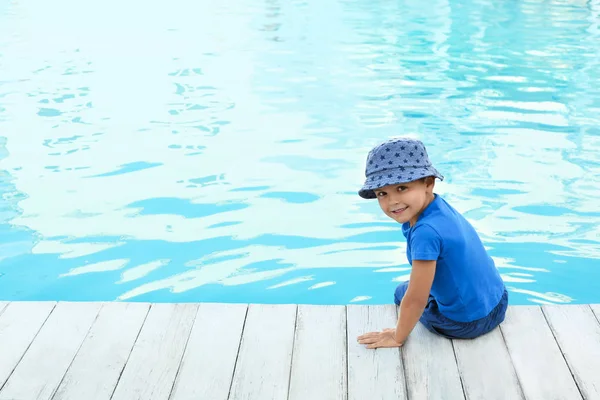 Niño pequeño cerca de la piscina al aire libre. Situación peligrosa — Foto de Stock