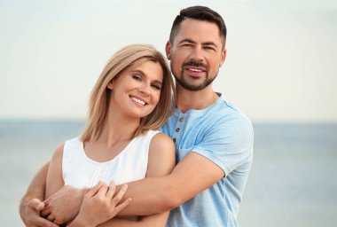 Mutlu romantik çift sahilde birlikte vakit geçirmek