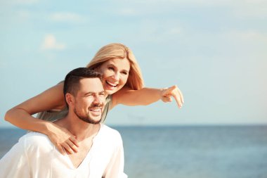 Sahilde Mutlu romantik çift, metin için alan