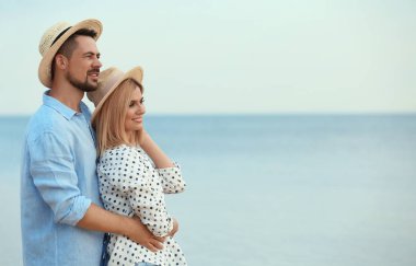 Mutlu romantik çift plajda birlikte vakit geçirmek, metin için alan