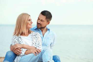 Mutlu romantik çift plajda birlikte vakit geçirmek, metin için alan