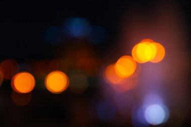 Geceleri güzel şehrin bulanık görünümü. Bokeh etkisi