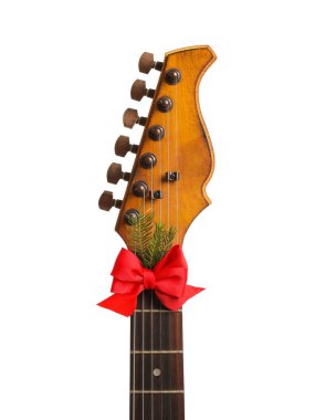 Kırmızı yay beyaz izole gitar. Noel müzik konsepti