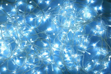 Turkuaz arka plan üzerinde Parlayan Noel ışıkları, düz yatıyordu