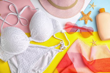 Plaj nesnelerinin renk arkaplan üzerinde olduğu düz bir kompozisyon