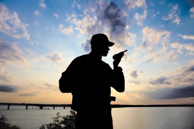 Taşınabilir radyo vericisi açık havada asker. Askerlik hizmeti