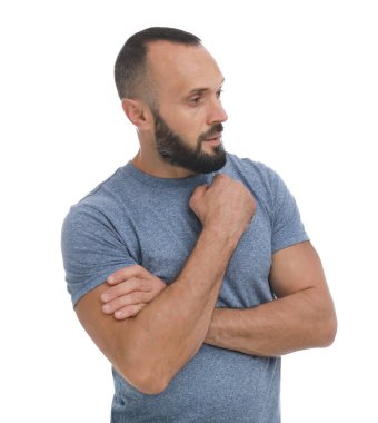 Beyaz arka planda yakışıklı bir adamın portresi.