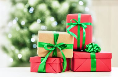 Arka plan bulanık karşı masada Noel hediyeleri