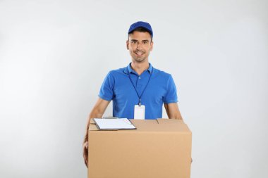 Beyaz arka plan üzerinde karton kutu ve pano ile Mutlu genç kurye