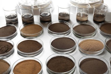 Hafif masa üzerinde toprak örnekleri ve özleri ile Cam. Laboratuvar araştırmaları