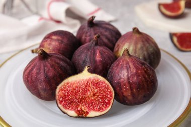 Masada lezzetli olgun incir ile tabak, closeup