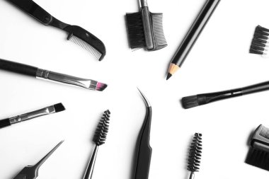 Beyaz arka planda profesyonel kaş araçları seti, üst görünüm