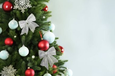 Açık gri arka plan karşı dekor ile güzel Noel ağacı. Metin için alan