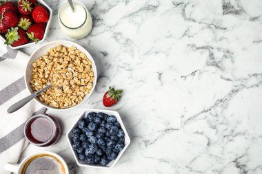 Lezzetli kahvaltı beyaz mermer masada servis, düz yatıyordu. Metin için alan