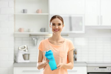 Mutfakta protein shake ile Atletik genç kadın