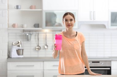 Mutfakta protein shake ile Atletik genç kadın