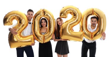 Beyaz arka planda altın 2020 balonları ile Mutlu genç arkadaşlar. Yeni Yıl kutlaması