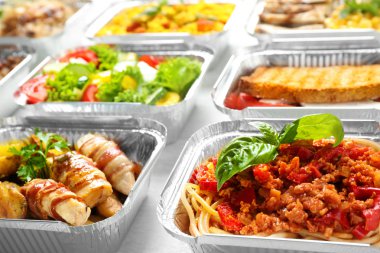 Beyaz tahta masanın üzerinde yemek kutuları, yakın çekim. Sağlıklı gıda dağıtımı
