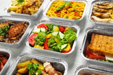 Beyaz ahşap masanın üzerinde yemek kutuları. Sağlıklı gıda dağıtımı