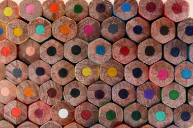 Arka plan olarak farklı renkli kalemler, yakın çekim görünümü