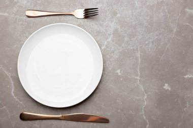 Mermer arka plan üzerinde zarif masa ayarı, üst görünüm. Metin için alan