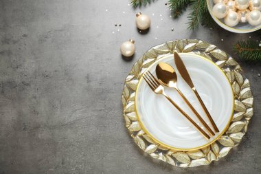 Gri arka plan üzerinde Noel masası ayarı, düz yatıyordu. Metin için alan