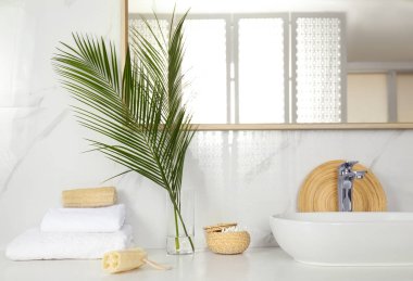 Şık banyo iç tropikal palmiye yaprakları