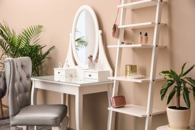 Şık oda iç ayna ile soyunma masası