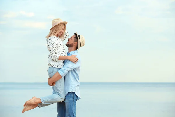 Lycklig romantiskt par umgås tillsammans på stranden, utrymme för text — Stockfoto