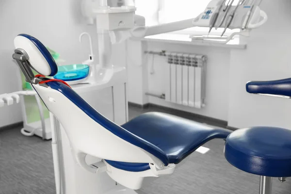 Interno dello studio del dentista con sedia e attrezzature moderne — Foto Stock