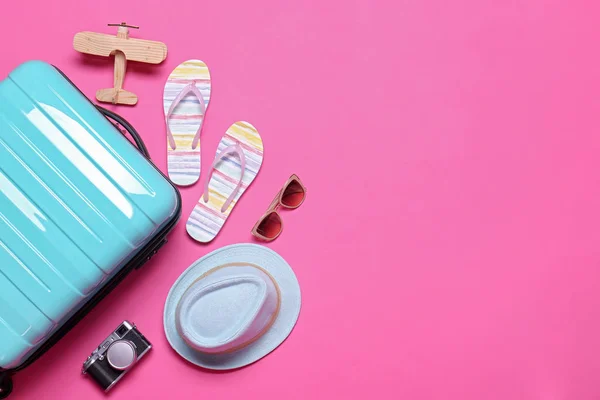 Blauer Koffer und Strandobjekte auf rosa Hintergrund, flach liegend. Raum für Text — Stockfoto