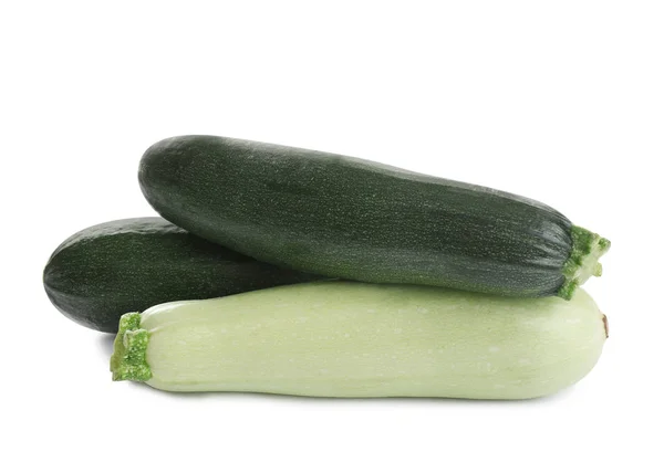Zucchinis verdes maduros frescos aislados en blanco —  Fotos de Stock
