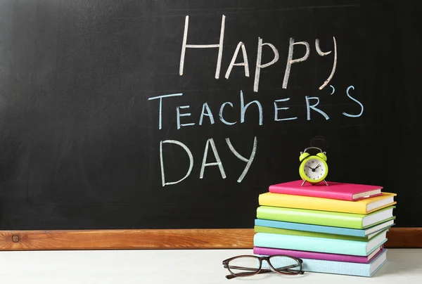 Tábla felirata boldog tanító napja és könyvek fehér fából készült asztal — Stock Fotó