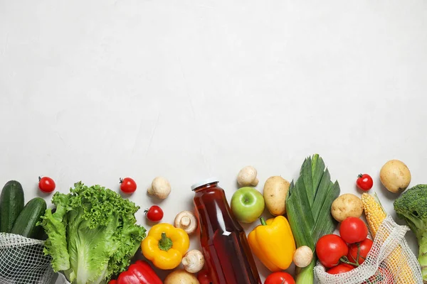 Légumes frais et autres produits sur fond gris clair, plat. Espace pour le texte — Photo