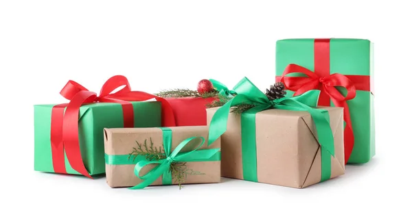 Verschiedene Weihnachtsgeschenkboxen auf weißem Hintergrund — Stockfoto