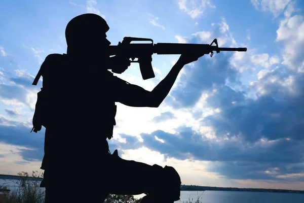 Soldado com metralhadora patrulhando ao ar livre. Serviço militar — Fotografia de Stock