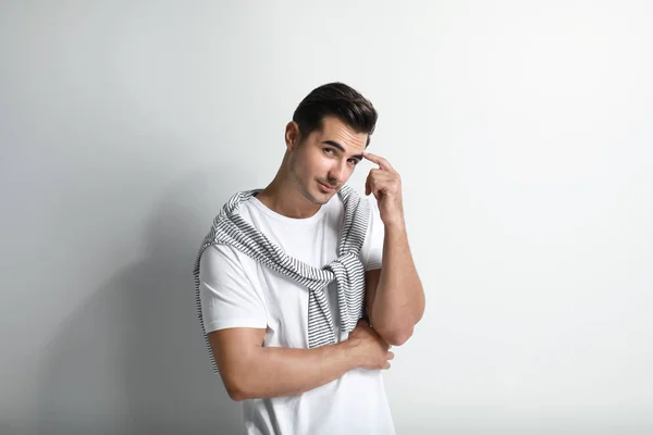 Retrato de joven guapo sobre fondo blanco — Foto de Stock