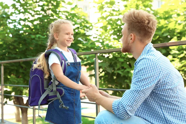 Junger Vater und sein kleines Kind auf dem Schulweg im Freien — Stockfoto