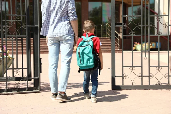 Ung far tar sitt lilla barn till skolan utomhus — Stockfoto