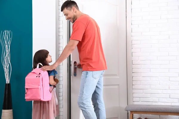 Buon padre e bambino piccolo con la borsa della scuola nel corridoio — Foto Stock