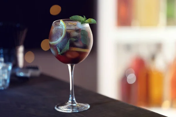 Cocktail alcoólico fresco com limão e hortelã no balcão do bar — Fotografia de Stock