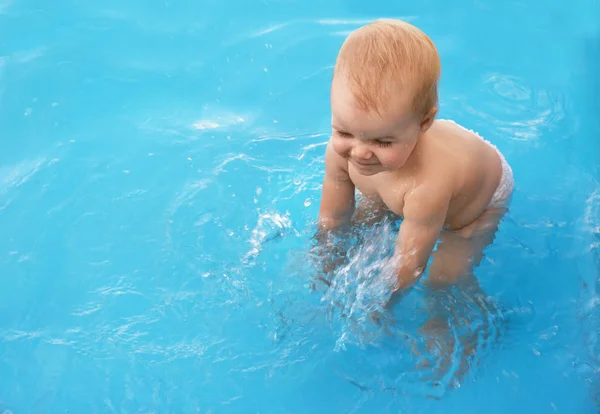 Małe dziecko bawią się w odkrytym basenie. Niebezpieczna sytuacja — Zdjęcie stockowe