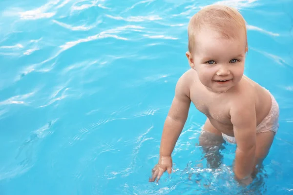 Pequeño bebé jugando en la piscina al aire libre. Situación peligrosa — Foto de Stock