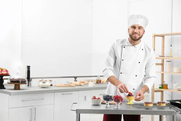 Chef de pastelaria masculino preparando sobremesa à mesa na cozinha — Fotografia de Stock