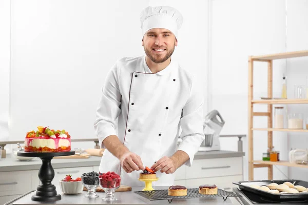 Chef de pastelaria masculino preparando sobremesa à mesa na cozinha — Fotografia de Stock