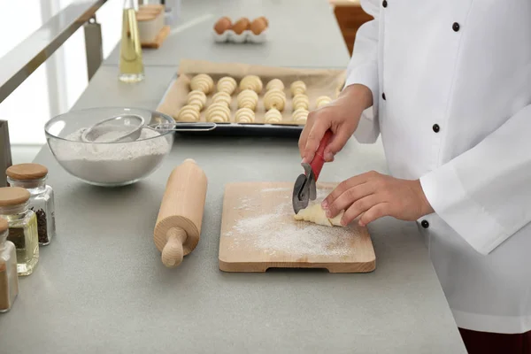 Női cukrász készítése croissant az asztalnál a konyhában, Vértes — Stock Fotó
