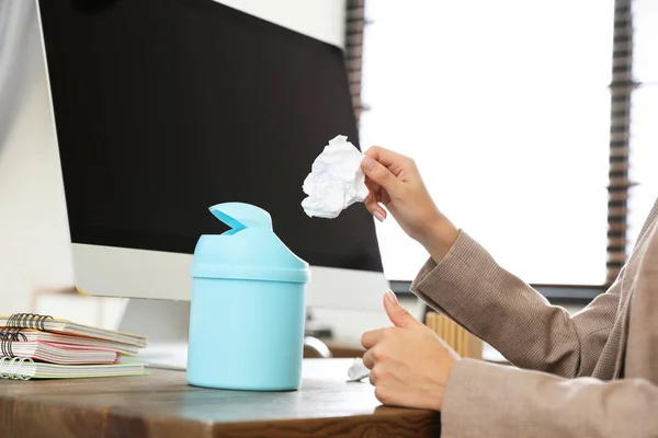 Junge Frau wirft Papier in Papierkorb im Büro, Nahaufnahme — Stockfoto