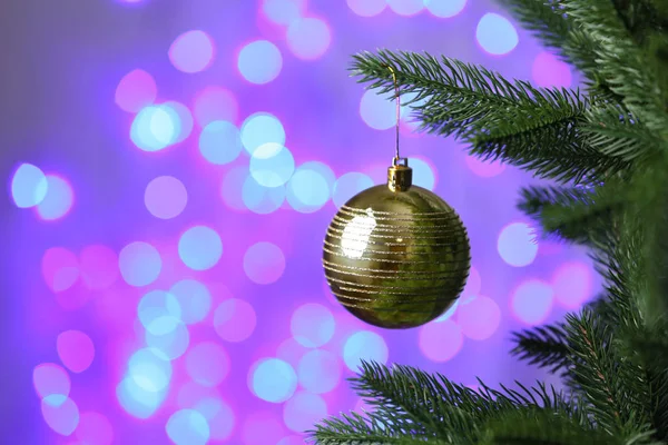 Árbol de Navidad decorado contra luces borrosas en el fondo. Efecto Bokeh —  Fotos de Stock